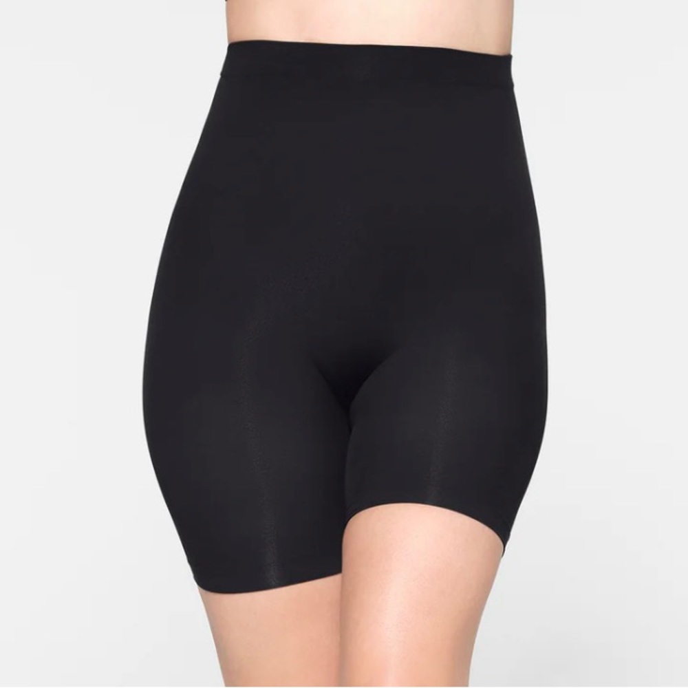 👸🏻 NWOT! SKIMS Seamless Sculpting Mid Thigh Shorts